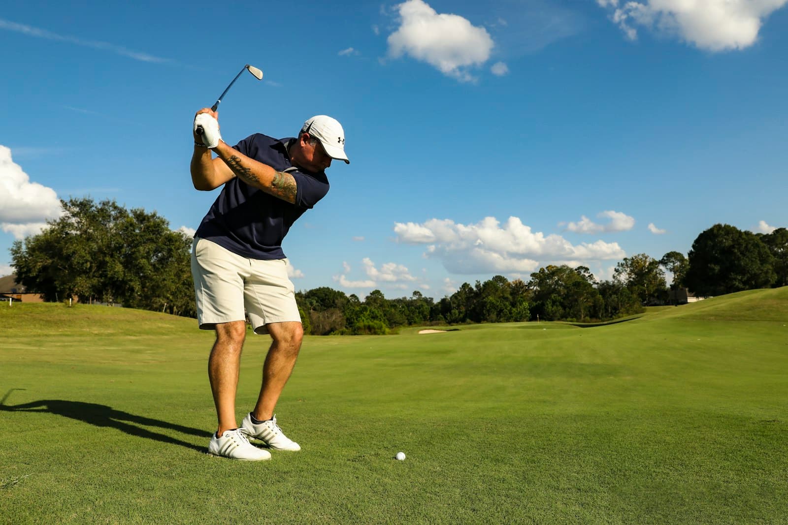 Jugador de golf realizando un swing